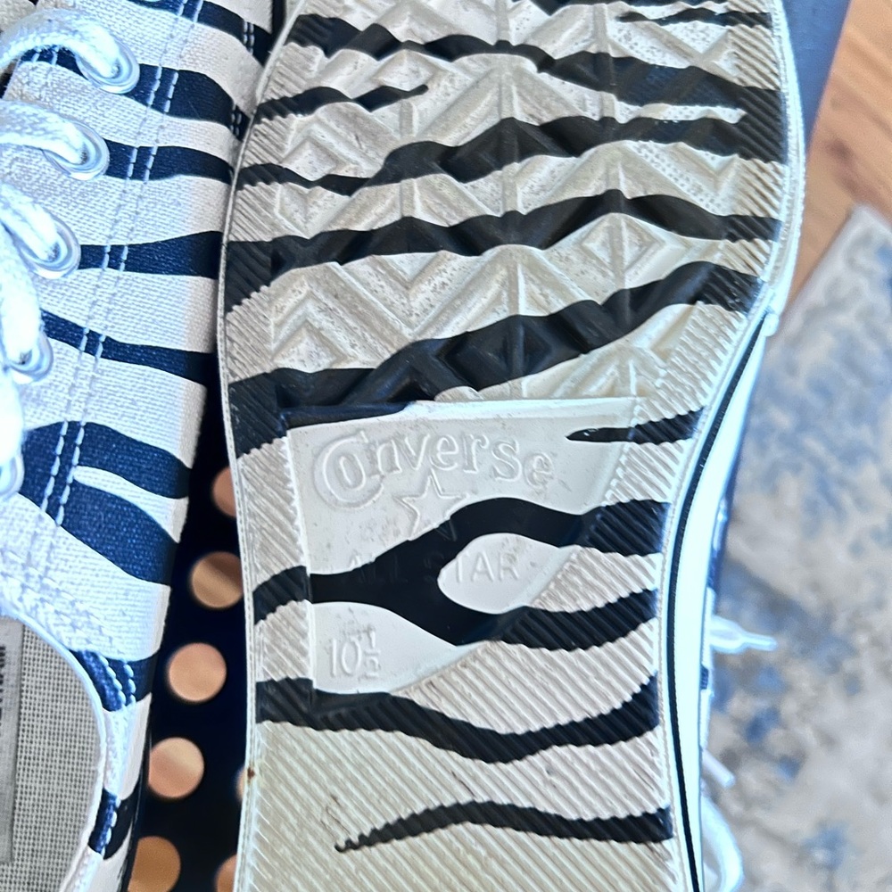 Converse zebra Chuck Taylor size 10.5 men. Preowned in excellent condition. - Picture 6 of 7